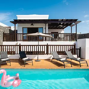  Villa Stylish 6 Bedroom Princesa - Hot Tub - Heated Pool - Near & Waterparks Spain